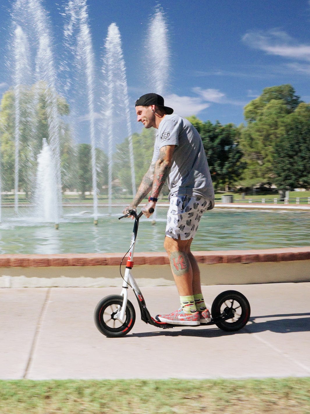 madd-gear-urban-glide-commuter-scooter-black-white image 3