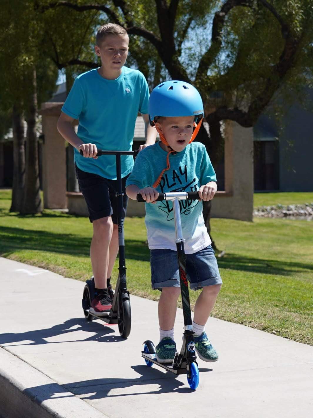 madd-gear-rize-100-kinderroller-mit-leuchtr-dern-schwarz-blau image 3